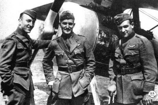Douglas Campbell, center, with Eddie Rickenbacker, left, and Kenneth Marr in 1917 or 1918 (US Army)